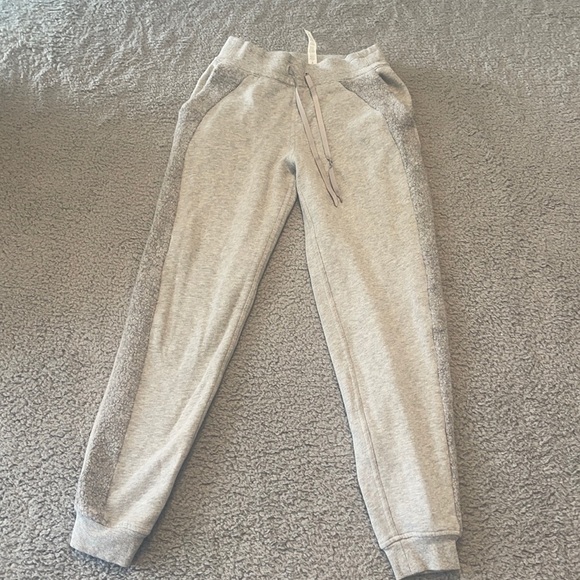 Lululemon Scuba Jogger Sherpa Stripe Heathered Core Light Grey size 4 - Picture 1 of 12